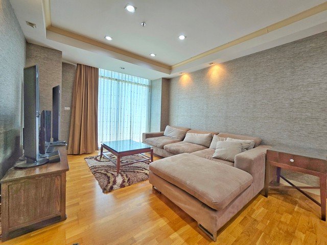 ขายคอนโด Urbana Sathorn 1 Bed ชั้นสูง ห้องมุม ติดถ.สาทร 65 ตร.ม.