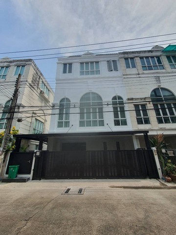 ขายหรือให้เช่าทาวน์โฮม 3 ชั้นครึ่ง เดอะพาร์ค ลาดพร้าว-วังหิน 76