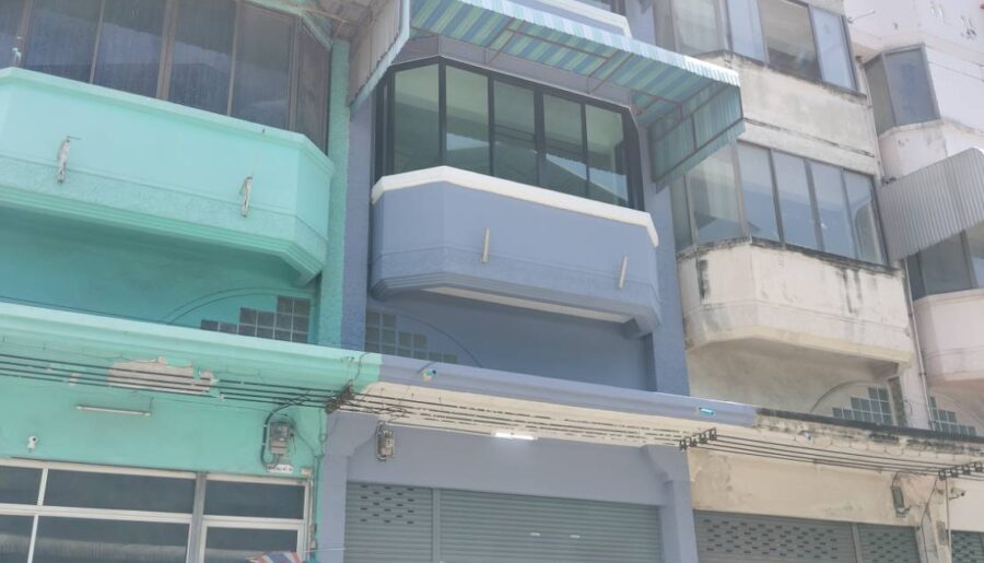 ขายด่วน!! ตึกแถว 3 ชั้นครึ่ง รีโนเวทใหม่สวยมาก ใกล้สนามบินสุวรรณภ