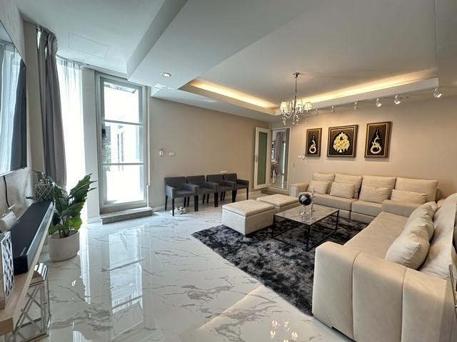 บ้านเดี่ยว สระว่ายน้ำส่วนตัว โครงการวรารมย์ พรีเมี่ยม วัชรพล จตุโ