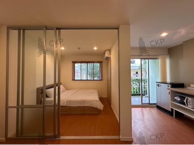 คอนโด ลุมพินี ทาวน์ชิป รังสิต-คลอง 1 อยู่ชั้นล่าง มีกระจกกั้นห้อง