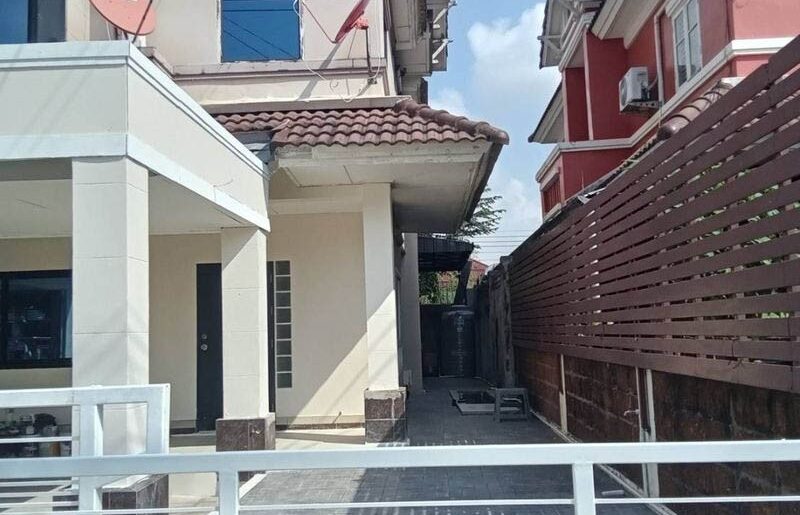 ให้เช่าบ้านแฝด2ชั้น หลังมุม หมู่บ้าน ปิย วรารมย์ คลอง 4