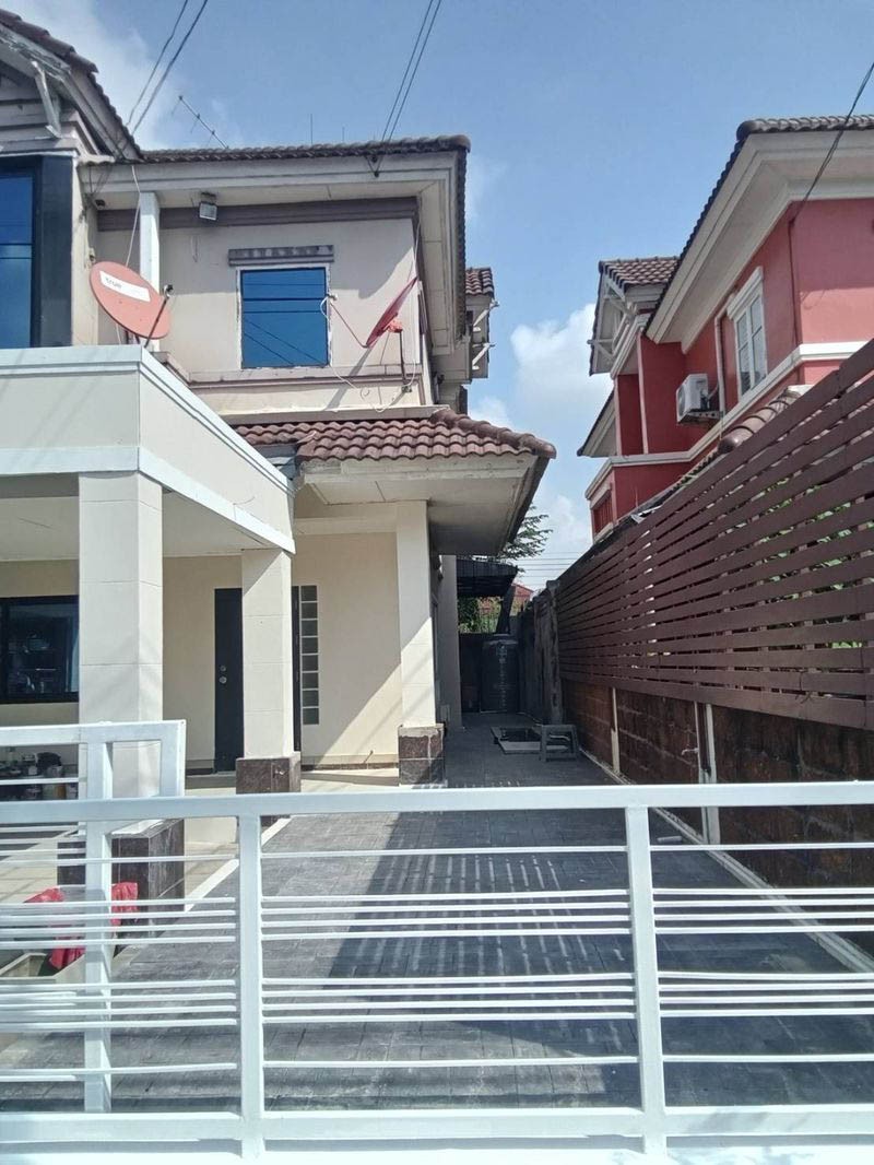 ให้เช่าบ้านแฝด2ชั้น หลังมุม หมู่บ้าน ปิย วรารมย์ คลอง 4