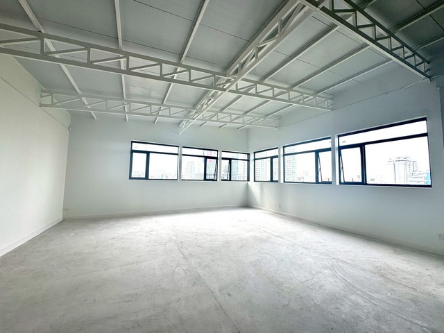 ให้เช่าพื้นที่สำนักงานออฟฟิศหรือร้านค้าอาคาร ริมถนนนราธิวาส