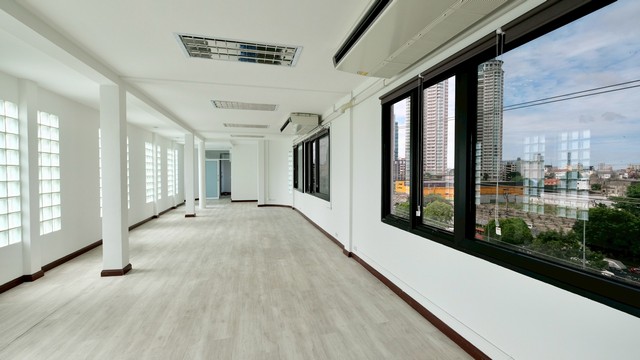 ให้เช่าพื้นที่สำนักงานออฟฟิศหรือร้านค้า ชั้น 5 ตึกริมถนนนราธิวาส