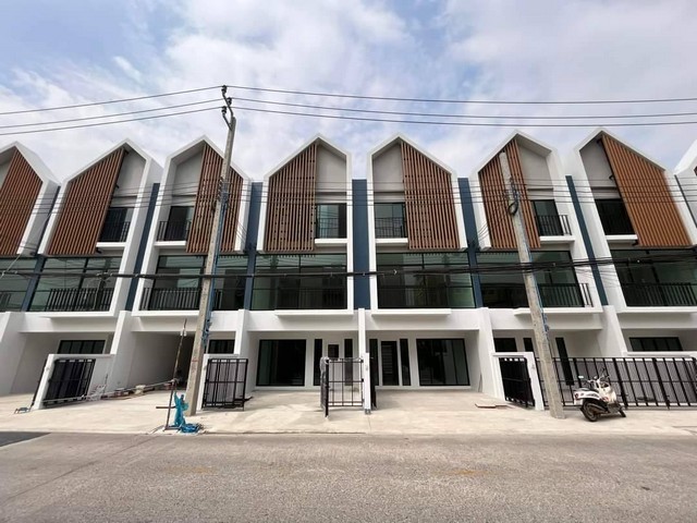 ให้เช่าอาคารพาณิชย์ 3 ชั้น 1 คูหา โครงการDeco ซอยสุขุมวิท70/5