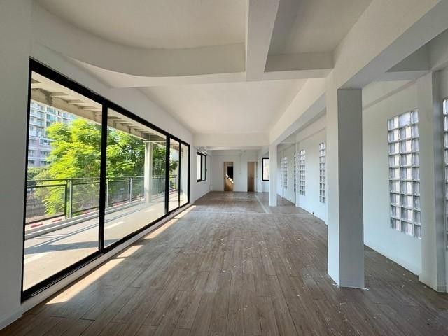 พื้นที่สำนักงานออฟฟิศหรือร้านค้า 280 ตารางเมตร ชั้น 5 ริมถนนนราธิ