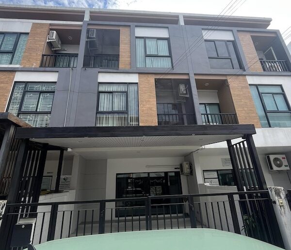 BH3546 ให้เช่าทาวน์โฮม 3 ชั้น โครงการทรีโอ ร่มเกล้า