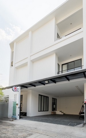 ให้เช่าทาวน์โฮม 3 ชั้นเล่นระดับ สุขุมวิทซอย36 ย่านพระราม4