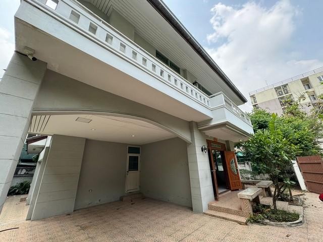 บ้านเดี่ยว 3ชั้น บ้านมือเดียว ทำเลดี ลาดพร้าว 87 เข้าออกได้หลายท