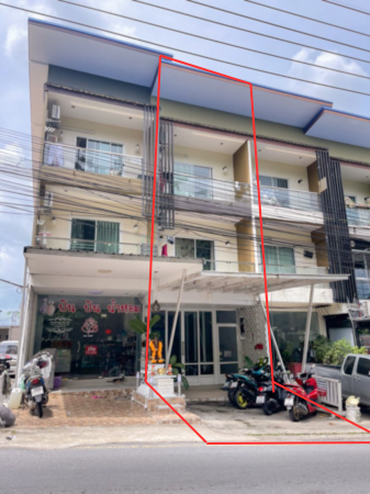 ทาวน์เฮ้าส์ 3 ชั้นทำเลทองติดถนน ใกล้ห้างบิ๊กซีและเซ็นทรัลสมุย