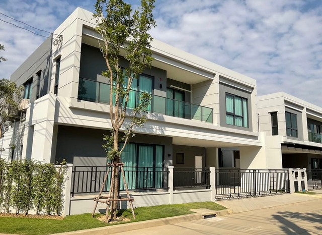 ให้เช่า บ้านเดี่ยว หลังใหม่ พื้นที่สวนขนาดใหญ่ เซนโทร บางนา