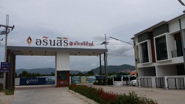 ทำเลใกล์บางแสน ขายทาวน์โฮม 2 ชั้น หมู่บ้านอรินสิริ คันทรีฮิลล์