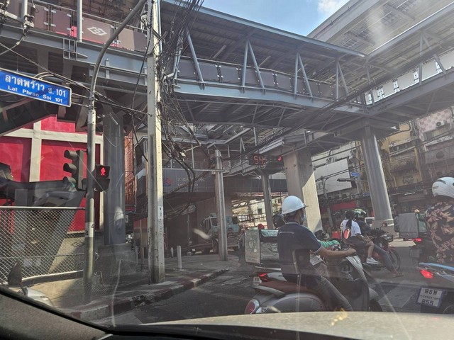 ขายที่ดินลาดพร้าว101 แยก7 ใกล้ MRT ลาดพร้าว เพียง 700 ม. ผังสีเหล