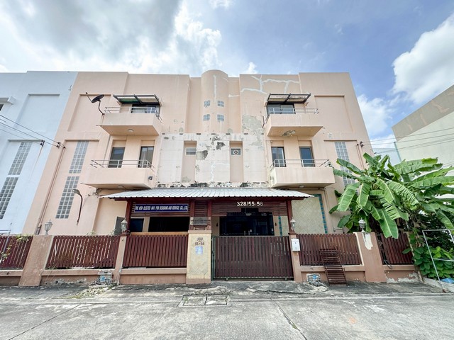 ทาวน์โฮม 3 ชั้น “หลังมุม-ติดกัน 2 หลัง” ในหมู่บ้านมนตรี ลาดพร้าว