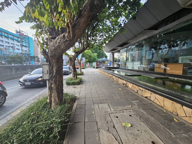 ขายที่ดินติดถนนรัชดาแถมสิ่งปลูกสร้าง ที่ดินใกล้ mrt สุทธิสาร