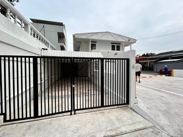 ให้เช่าบ้านเดี่ยว 2 ชั้นหลังมุม 3 ห้องนอน พระราม 9 ซอย 43