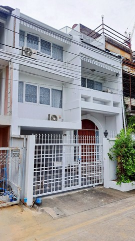 ให้เช่าทาวน์โฮม 3 ชั้น ซอยเอกมัย 22 เหมาะสำหรับพักอาศัย
