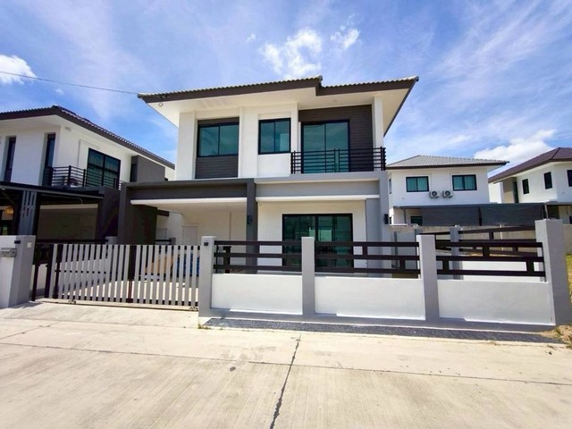 ให้เช่าบ้านเดี่ยว 2 ชั้น 3 ห้องนอน บ่อวิน ใกล้โรบินสัน 38,000บ/เด