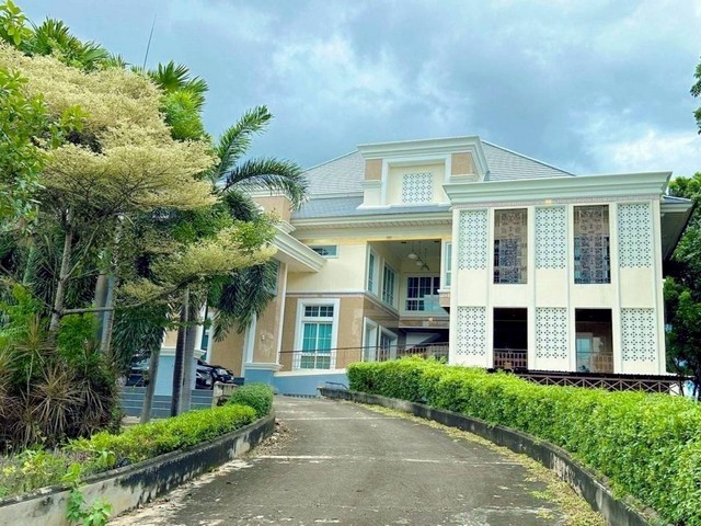 เช่า บ้านหรู มีสระว่ายน้ำและห้องใต้ดิน ใกล้เซ็นทรัลนครปฐม พร้อมเ