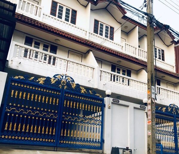 ให้เช่า พร้อมเข้าอยู่ ทาวน์เฮาส์ 3 ชั้น เพียง 9พันบาท ท่าข้าม บางขุนเทียน ตรงข้าม Central Rama 2 โทร 0897683529