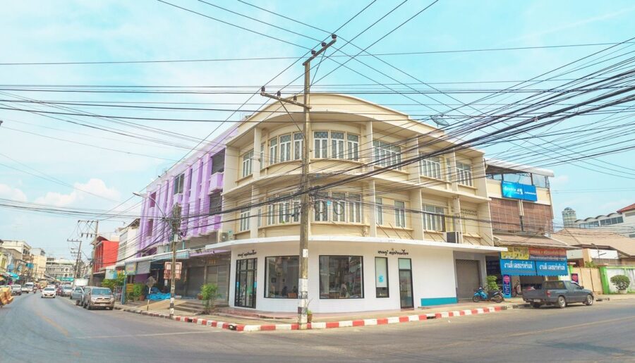 ขายด่วน ลดราคา อาคารพาณิชย์ 3 ชั้น อยู่หัวมุม ต.ในเมือง อ.เมืองร้อยเอ็ด ใกล้บึงพลาญชัย Tel. 0632897879