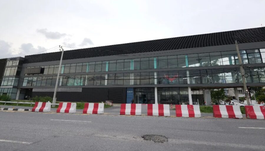 ขาย Showroom พร้อมอาคาร 4 ชั้น ทำเลทองติดถนนใหญ่ มอเตอร์เวย์ ใกล้สนามบินสุวรรณภูมิ (RedCoach)