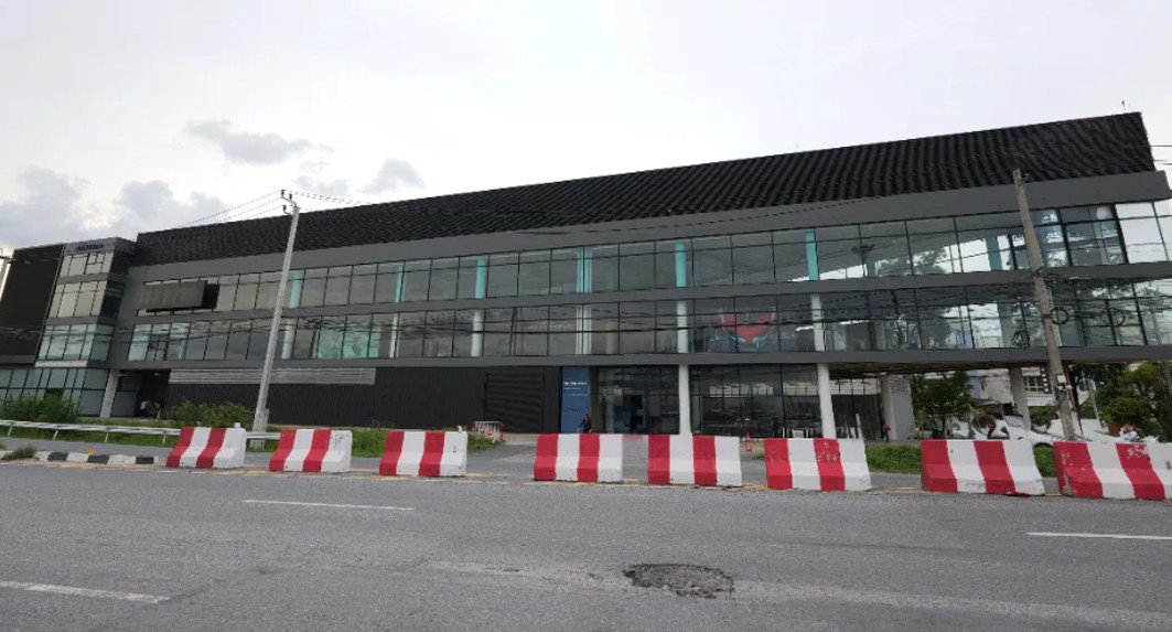 ขาย Showroom พร้อมอาคาร 4 ชั้น ทำเลทองติดถนนใหญ่ มอเตอร์เวย์ ใกล้สนามบินสุวรรณภูมิ (RedCoach)