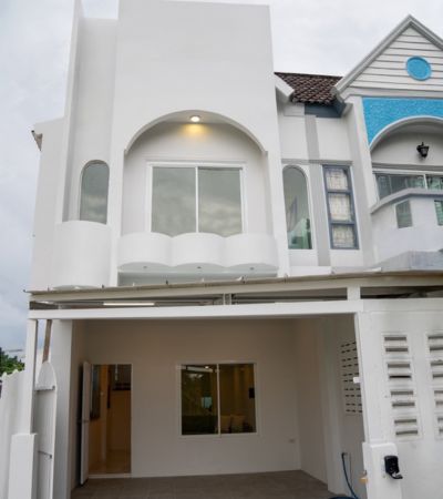 ทาวน์โฮม ใกล้ รร.วารี แปลงที่ดินใหญ่ พื้นที่ข้างบ้านกว้าง เฟอร์คร