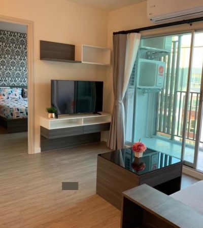 ดีคอนโดพิงค์ ห้องใหญ่ วิวสระว่ายน้ำ แบ่งกั้นห้องนั่งเล่น พร้อมโซน