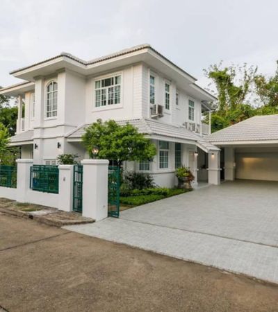 บ้านเดี่ยวพร้อมสระว่ายน้ำส่วนตัว ในโครงการคุณภาพ มี 2 หลังในรั้วเ