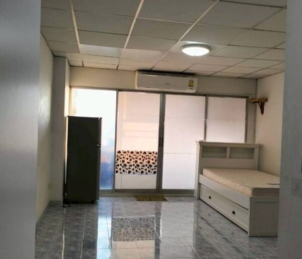 ขายด่วน คอนโด กรีนเพลส รอยัล พาร์ค ทำเลหน้าโรงเรียน ขนาด 31 ตรม.ชั้น 4 ห้องเย็นอยู่สบาย โทร 099-1961001