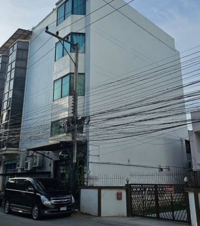 อาคารพาณิชย์ 4 ชั้นครึ่ง ใกล้คูเมือง รีโนเวทใหม่พร้อมเปิดธุรกิจทั