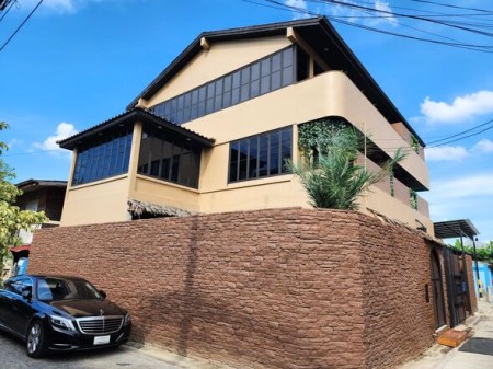 ขาย บ้าน พูลวิลล่าสุดหรู3ชั้น ใกล้รถไฟฟ้าสายสีเหลือง พูลวิลล่าสไตล์รีสอร์ทใกล้อ่อนนุช บ้านพูลวิลล่าศรีนครินทร์ พร้อมบาร์วิวเมือง180องศา